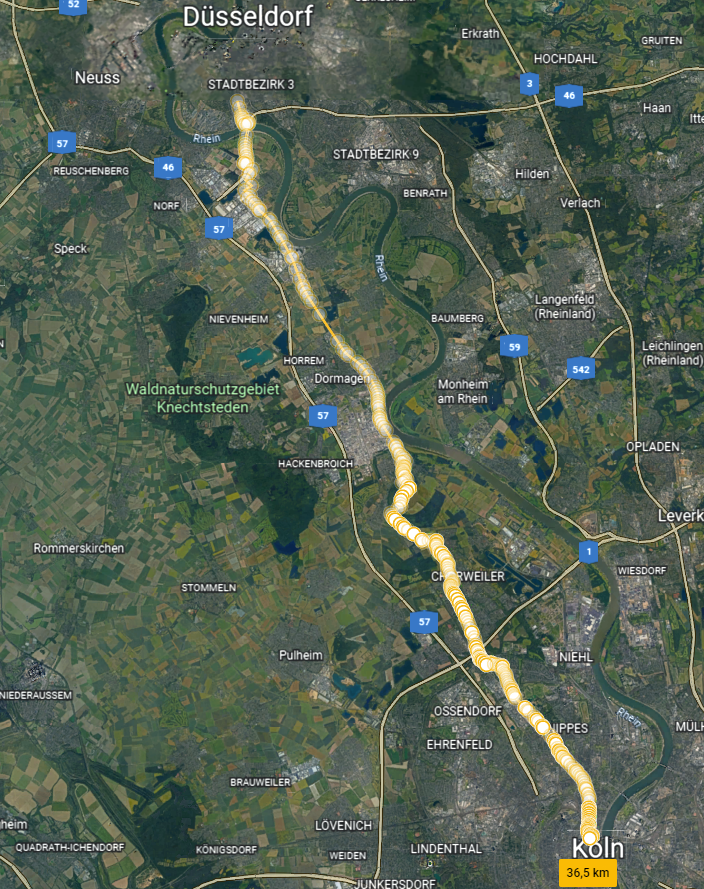 Satellitenkarte mit Düsseldorf(oben) und Köln (unten rechts). Ein Weg ist mit gelben Wegpunkten von Düsseldorf Süd bis mitten in Köln markiert. Am Ende der Linie steht der Text"36,5 km"