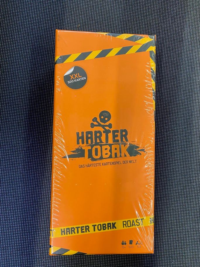 Eingeschweißte orange Box. "Harter Tobak - Das härteste Kartenspiel der Welt. XXL 500 Karten. 16+. 3-8 Spieler.